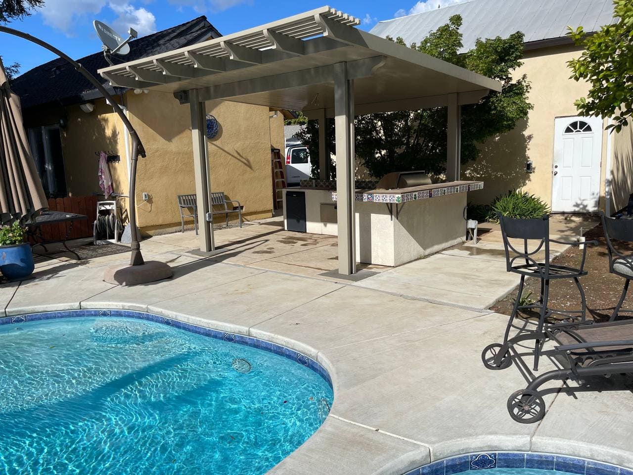 Freestanding aluminum patio cover over outdoor BBQ island in Rancho Cordova, CA.